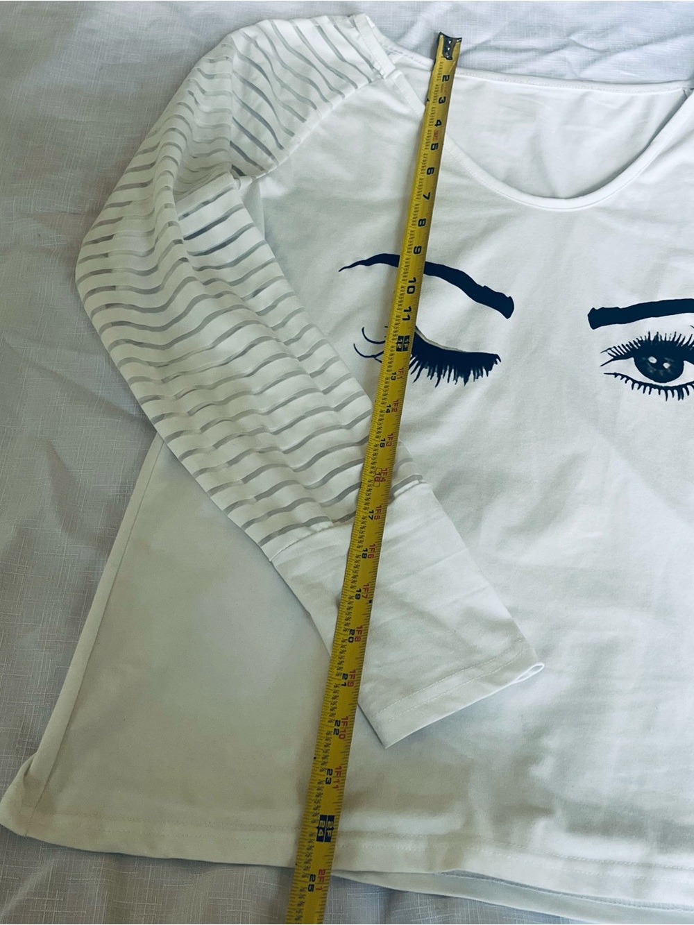 White Long-Sleeve Graphic Tee with winking Print L - Picture 3 of 6